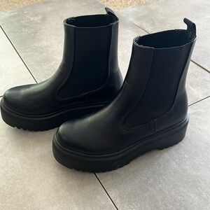 Lug boots